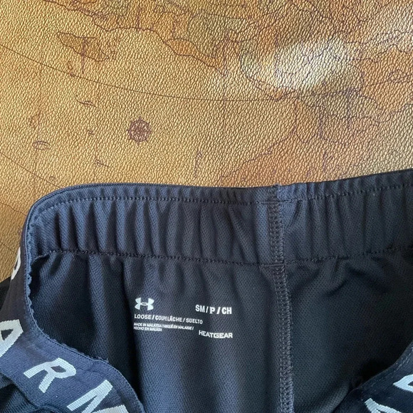 UNDER ARMOUR shorts with pockets, size small - Picture 2 of 4